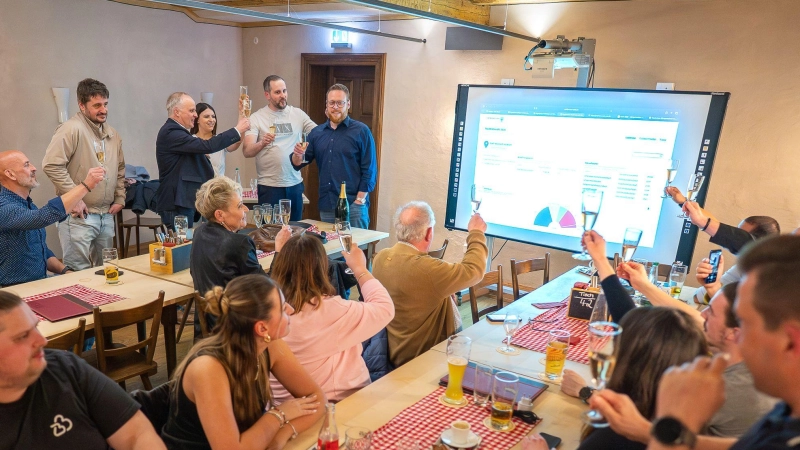 Beste Stimmung herrschte bei der Neustädter CSU-Wahlparty am Sonntagabend, nachdem Alexander Müller (stehend, blaues Hemd) als Führender in die Stichwahl geht.  (Foto: Mirko Fryska)