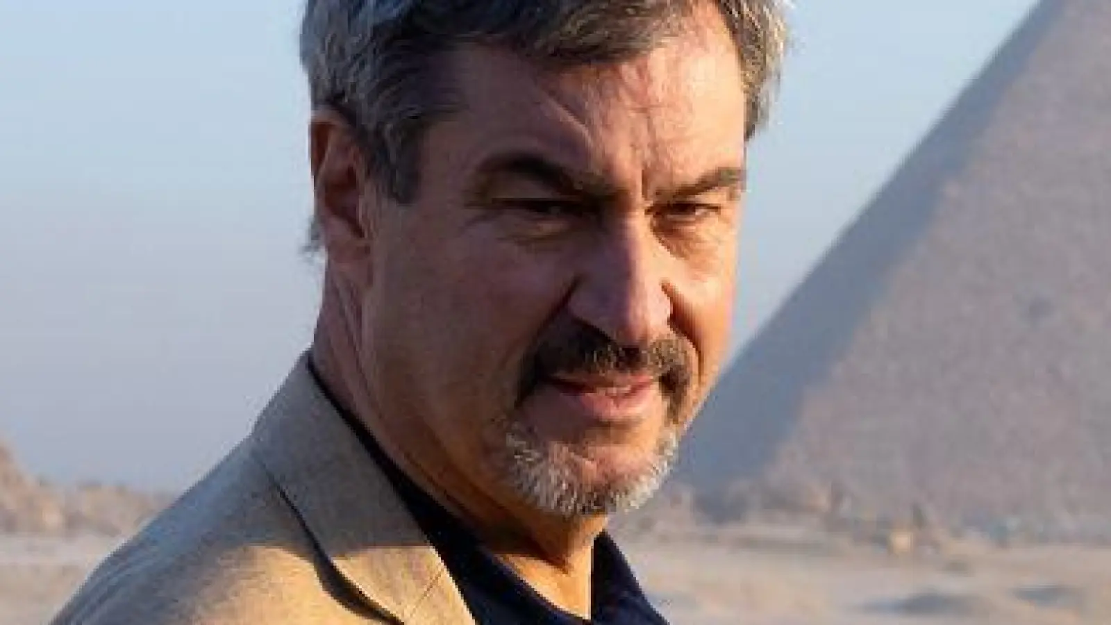 Neben politischen Terminen und jeder Menge Wissenschaft gibt es auf den Reisen von CSU-Chef Söder auch immer Zeit für Land und Leute - so wie hier bei den Pyramiden in Kairo. (Foto: Sven Hoppe/dpa)