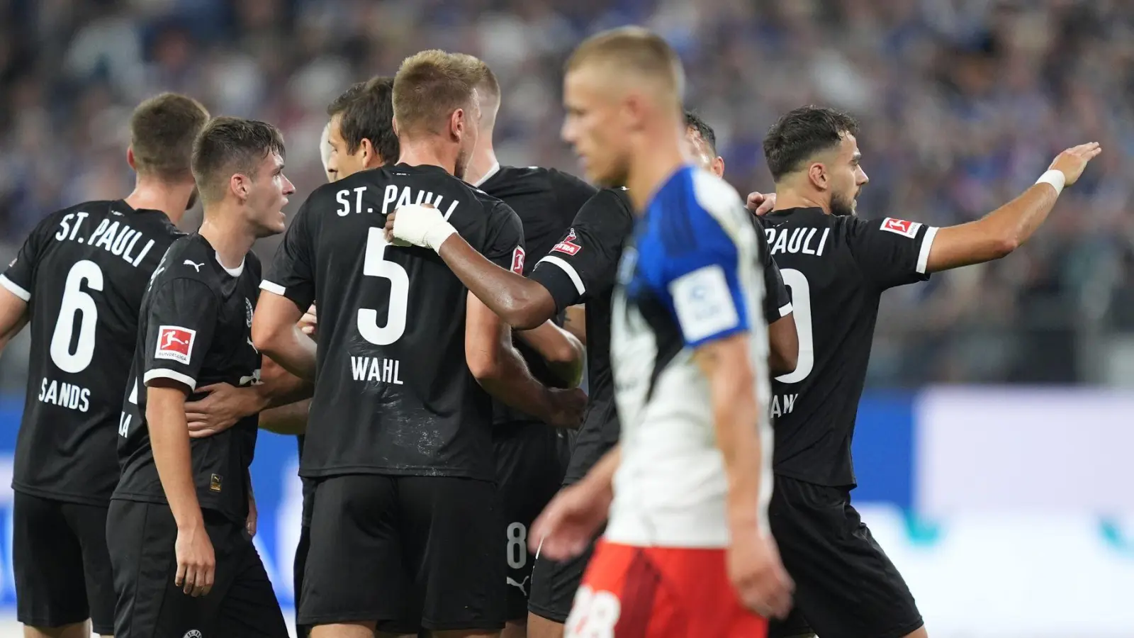 St. Paulis Spieler jubeln nach dem Treffer zum 0:1. (Foto: Marcus Brandt/dpa)