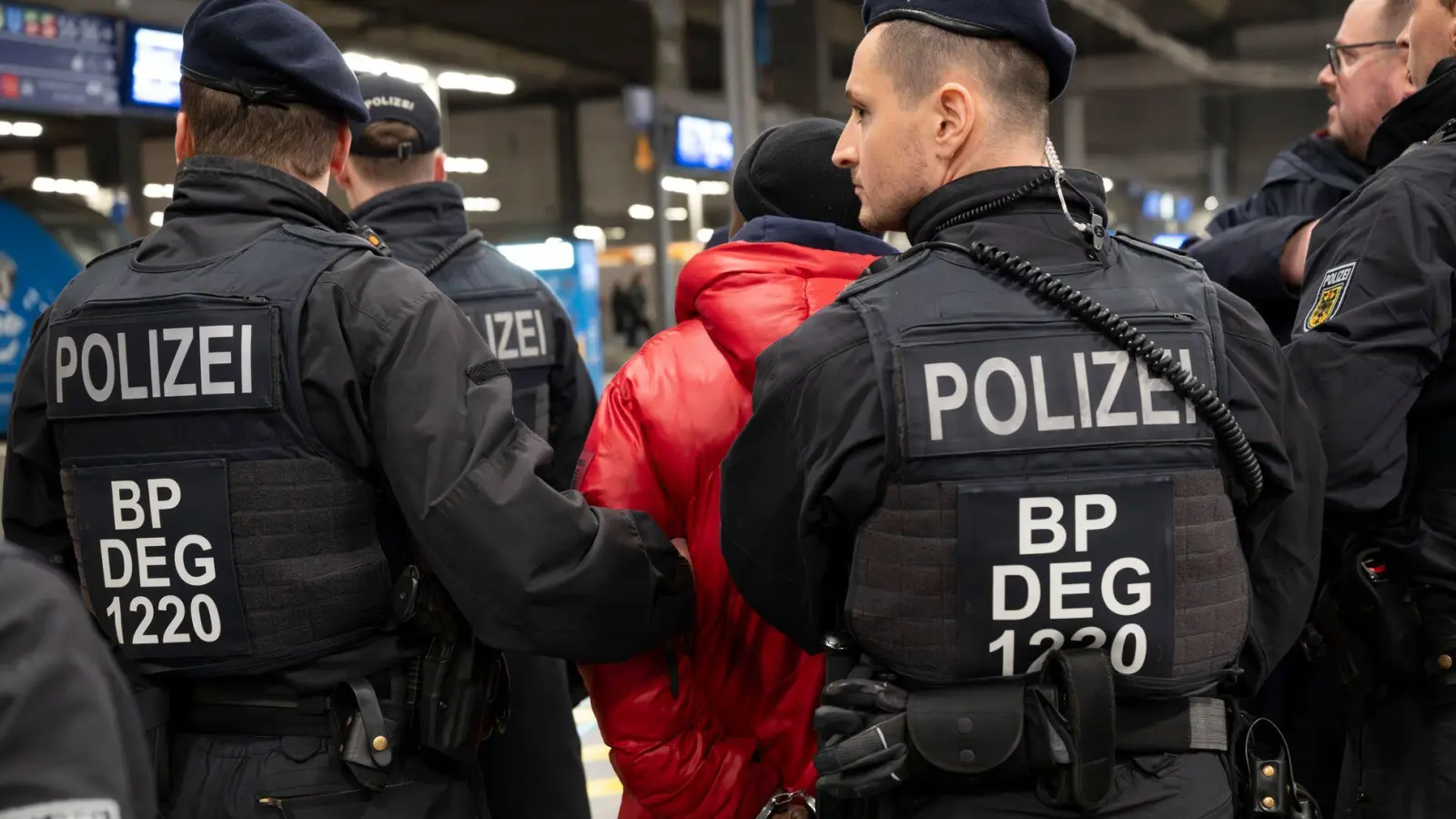In Bayern konnten an den Bahnhöfen auch zwei Haftbefehle vollstreckt werden. (Archivbild) (Foto: Peter Kneffel/dpa)