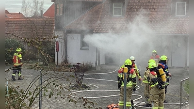 Qualm drang aus dem Gebäude, als die Rettungskräfte eintrafen. (Foto: Rainer Weiskirchen / Kreisffw Neustadt/Aisch-Bad Windsheim)