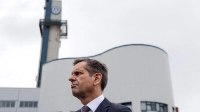 Niedersachsens Ministerpräsident Olaf Lies fordert vom VW-Vorstand eine klare Zukunftsperspektive.  (Foto: David Ebener/dpa)