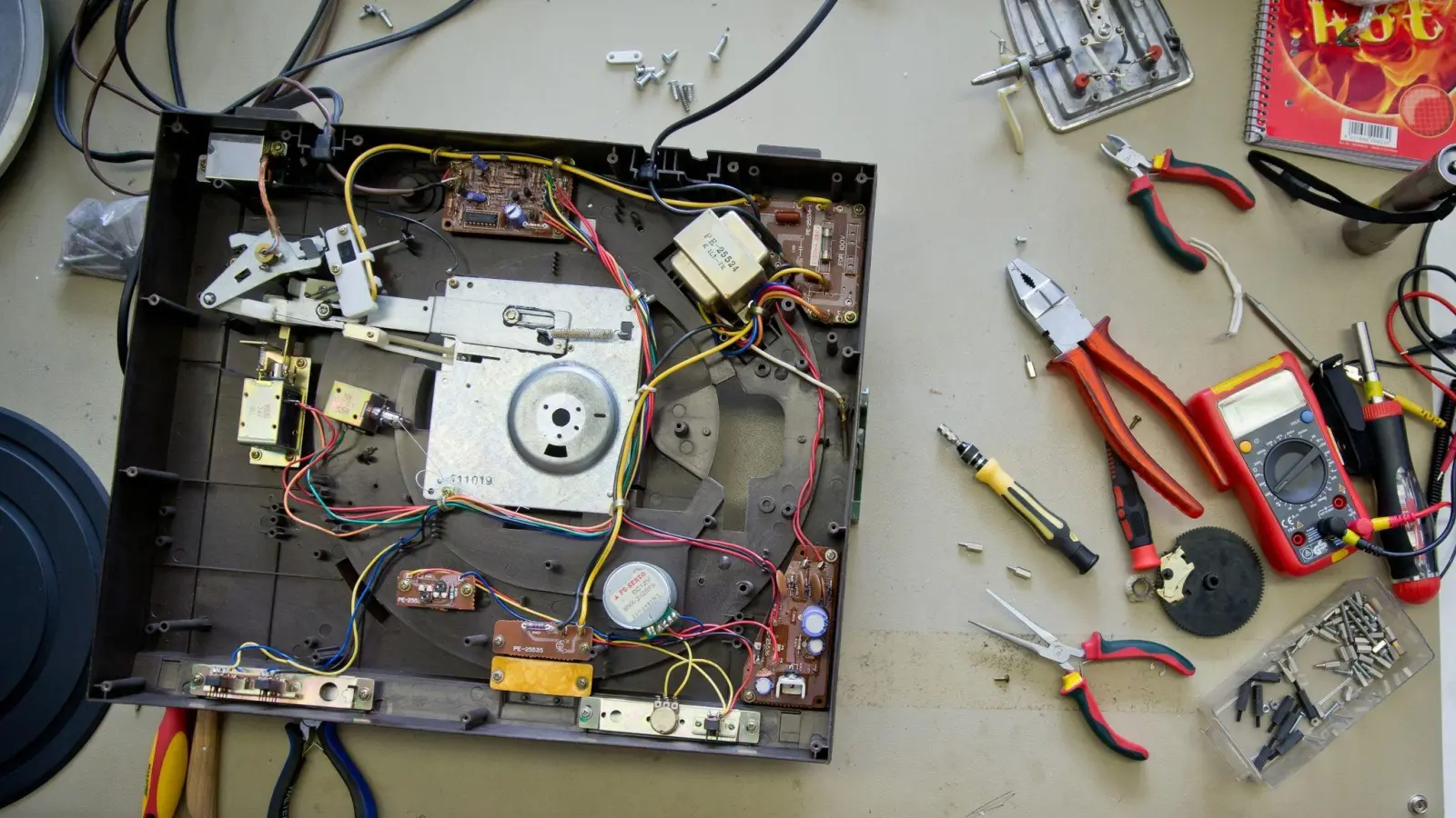 Öffnen und schrauben: Elektrogeräte lassen sich oft reparieren - die nachhaltigere Alternative zum Neukauf. (Foto: Daniel Karmann/dpa/dpa-tmn)
