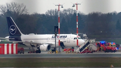 Die Maschine der Lufthansa auf dem Weg nach Göteborg musste aufgrund einer rauchenden Kaffeemaschine ihre Reise in Hamburg beenden. (Foto: Steven Hutchings/TNN/dpa)