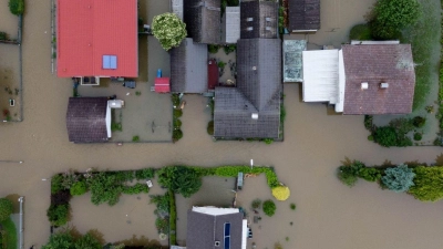 In Pfaffenhofen an der Ilm steht ein Großteil des Ortes unter Wasser. (Luftaufnahme mit einer Drohne). (Foto: -/NEWS5/dpa)