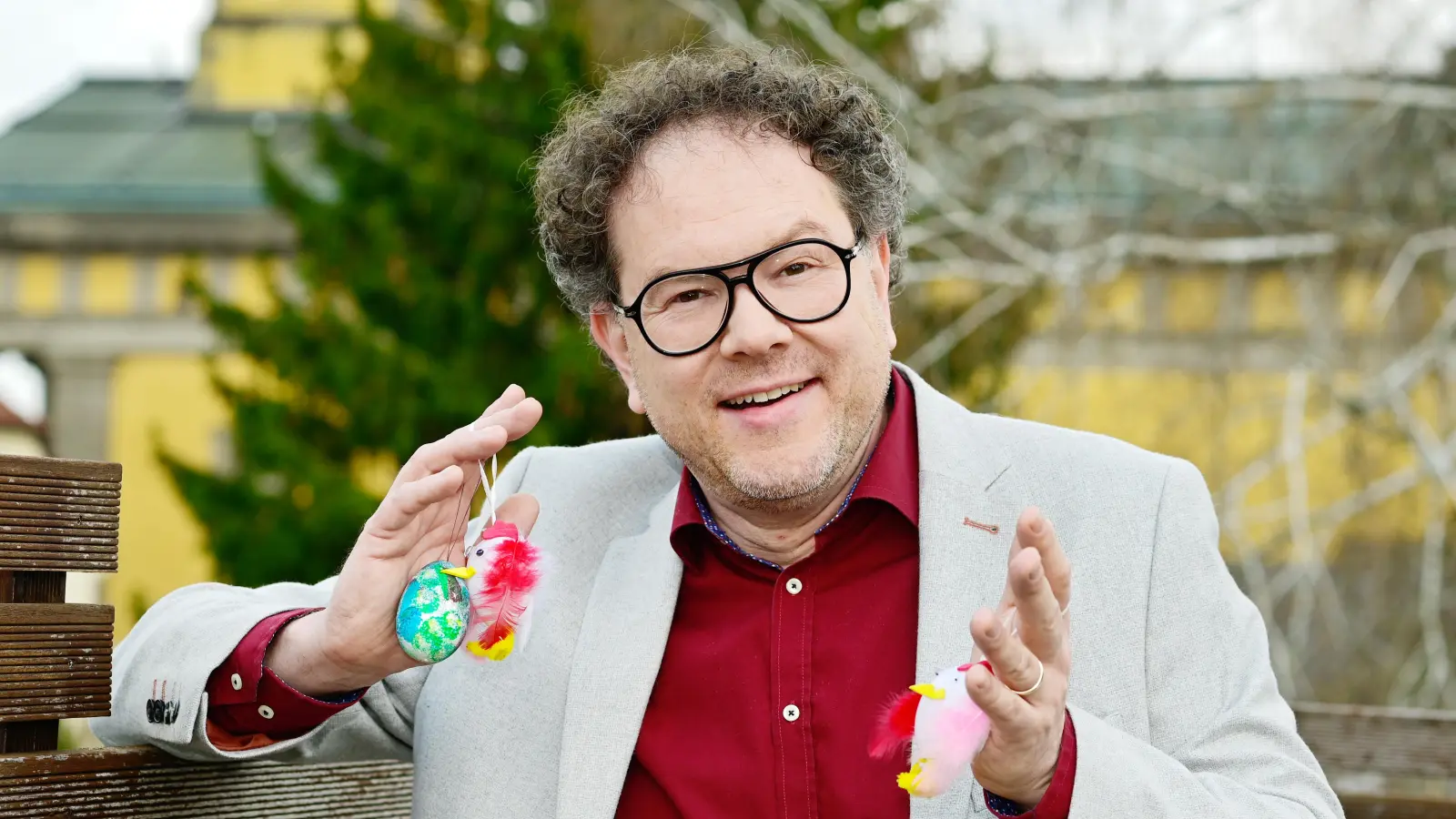 Heiko Benjes, Bassist von Viva Voce, liebt es, mit seinen Kinder Ostereier nach Kinderart zu gestalten. Für die kleinste Tochter verwandelt er sich auch in den Nestlieferanten. (Foto: Jim Albright)