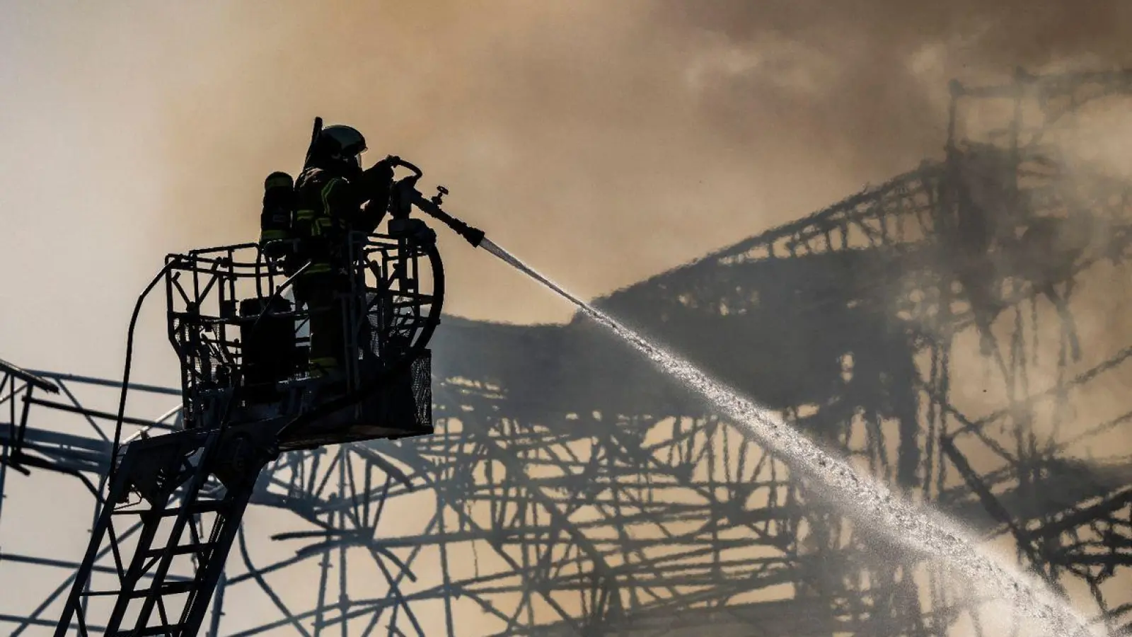 Feuerwehrleute während der Brandbekämpfung. (Foto: Emil Nicolai Helms/Ritzau Scanpix Foto/AP/dpa)