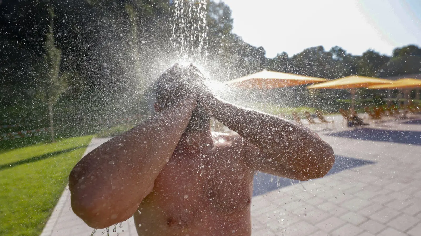Erfrischung - hochwillkommen bei bis zu 38 Grad. (Foto: Thomas Warnack/dpa)