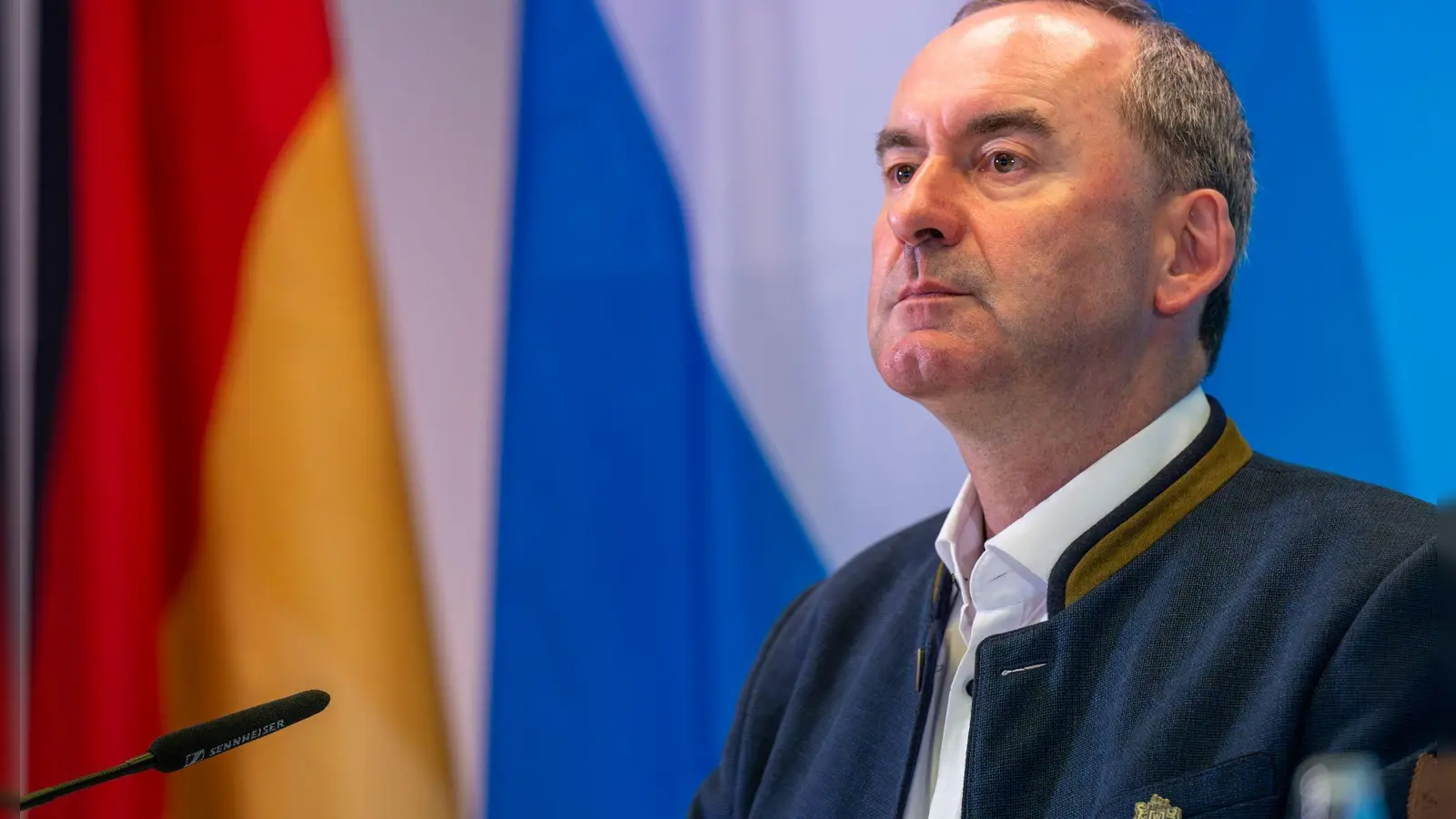 Aus für das geplante Verbrenner-Aus, fordert Wirtschaftsminister Hubert Aiwanger (Archivbild)  (Foto: Peter Kneffel/dpa)