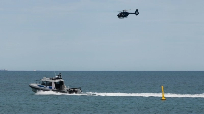 Einsatzkräfte suchten mit Booten und einem Helikopter nach dem Opfer.  (Foto: Andrew O'Connor/Australian Broadcasting Corp/AP/dpa)