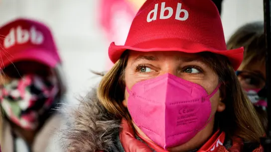 Erzieherinnen und Sozialarbeiterinnen aus verschiedenen Bundesländern demonstrieren 2022 in Potsdam für höhere Löhne. (Foto: Carsten Koall/dpa)