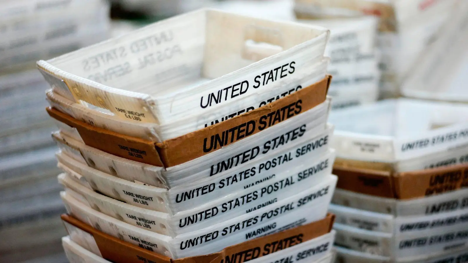 Von den zollfreien Lieferungen im Wert unter 800 Dollar profitierten bisher stark Online-Händler wie Temu und Shein. (Archivbild) (Foto: Nati Harnik/AP/dpa)