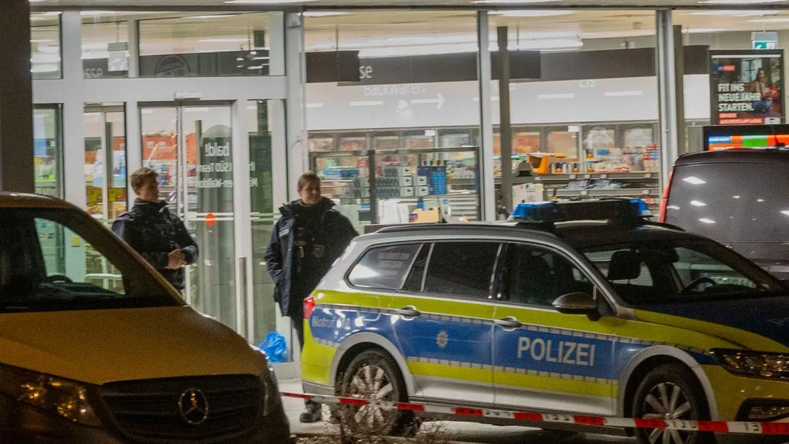 Einsatzkräfte der Polizei sichern den Supermarkt im hessischen Mörfelden. (Foto: Helmut Fricke/dpa)