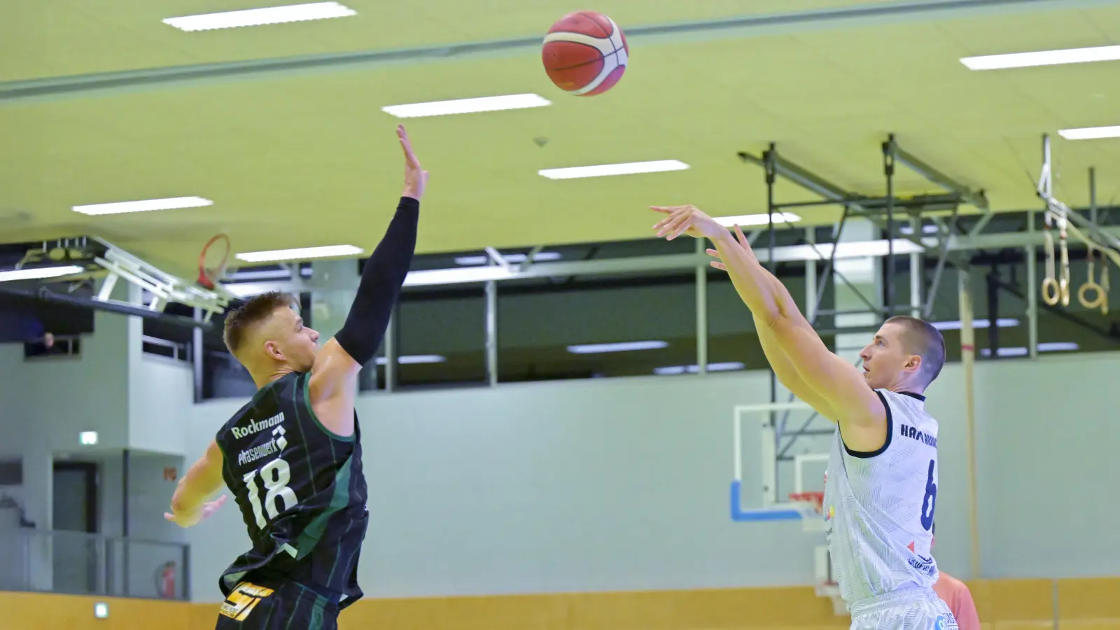 Die einen wollen den Abstieg verhindern, die anderen die Meisterschaft gewinnen: Manuel Rockmann vom TTV Neustadt (links) und David Kurpiela von hapa Ansbach. (Foto: Martin Rügner)