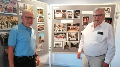 Die Ausstellung „100 Jahre Trommler und Pfeifer der Kinderzeche“ wurde von Hartmut Weber und Roland Kechelen zusammengestellt. Die meisten Aufnahmen stammen aus dem Fundus von Kechelen. Das Foto zeigt Gruppenchef Friedrich Weber (links) zusammen mit Hartmut Weber. (Foto: Friedrich Zinnecker)