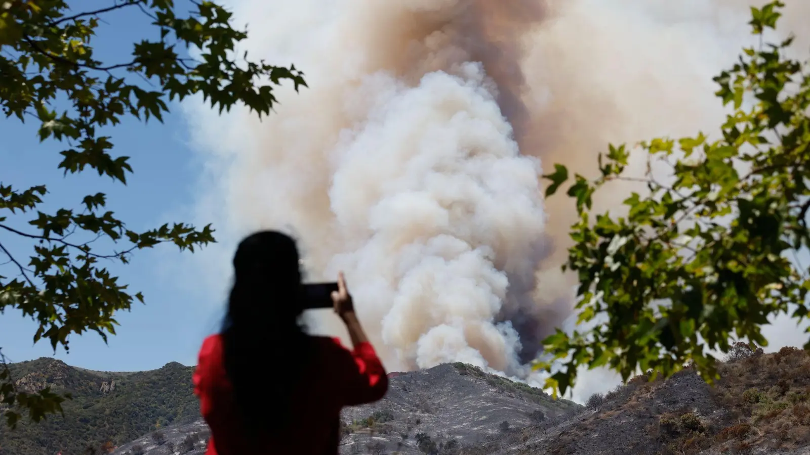 Die Feuerwehr kämpft gegen mehrere Brände im Süden Kaliforniens. (Foto: Caroline Brehman/FR172323 AP/AP/dpa)