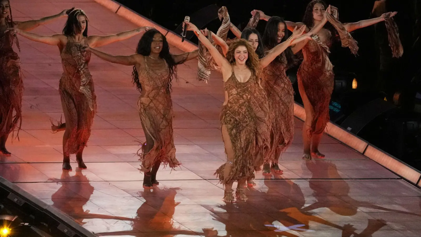 „Das ist ein Traum“ : Die 49-jährige Shakira zeigte sich vor ihren mexikanischen Fans begeistert.  (Foto: Marco Ugarte/AP/dpa)