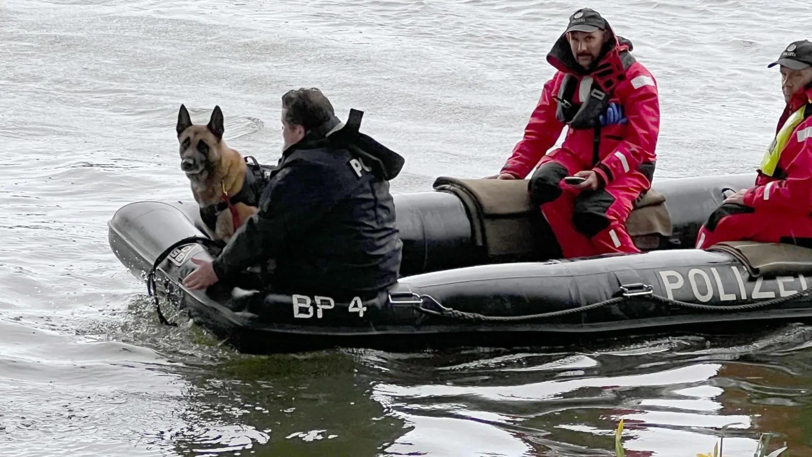 Einsatzkräfte sind mit einem Boot der Polizei im Uferbereich der Donau unterwegs. (Foto: Friedrich/vifogra/dpa/Archivbild)