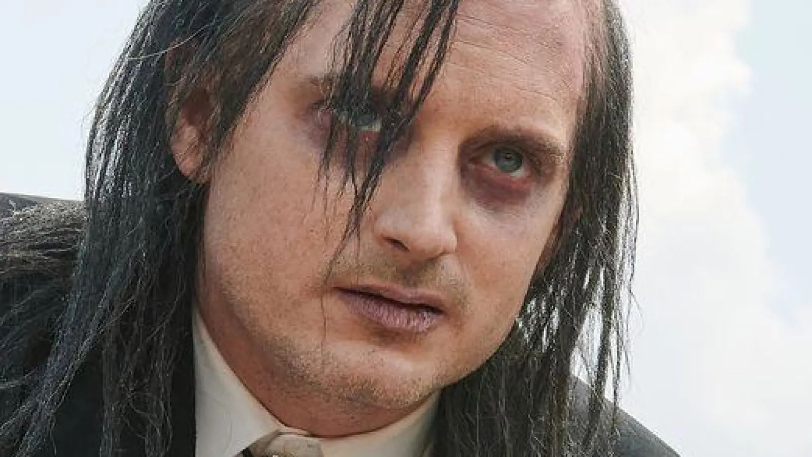 Elijah Wood als Fritz Garbinger in einer Szene des Films. (Foto: Yana Blajeva/©2022 Legendary/dpa)