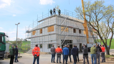 Der Rohbau des künftigen Betriebsgebäudes auf dem Areal der Kläranlage steht. Jetzt wurde das Richtfest in traditioneller Form mit Baum, Richtspruch und Glasabwerfen gefeiert. (Foto: Herbert Dinkel)