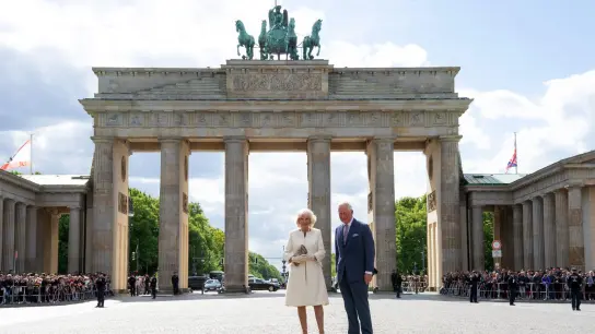 Der damalige britische Thronfolger Prinz Charles und seine Frau Herzogin Camilla stehen auf dem Pariser Platz vor dem Brandenburger Tor in Berlin (2019). (Foto: Soeren Stache/dpa)