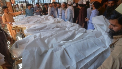 Viele Schüler sterben beim Einsturz eines Schuldaches in Pakistan.  (Foto: Muhammad Zubair/AP/dpa)