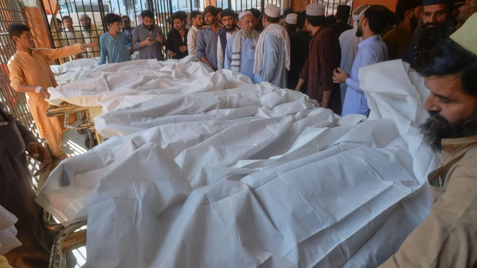 Viele Schüler sterben beim Einsturz eines Schuldaches in Pakistan.  (Foto: Muhammad Zubair/AP/dpa)
