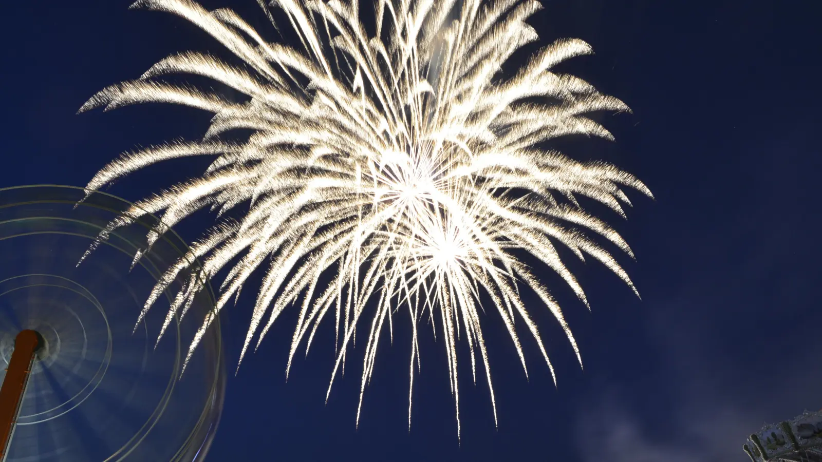 Glitzernder Nachthimmel: Etwa 15 Minuten dauert das Feuerwerk, das mit zahlreichen Effekten aufwartet. So gibt es auch Engelsflügel oder Herzen zu sehen. (Foto: Armin Held)