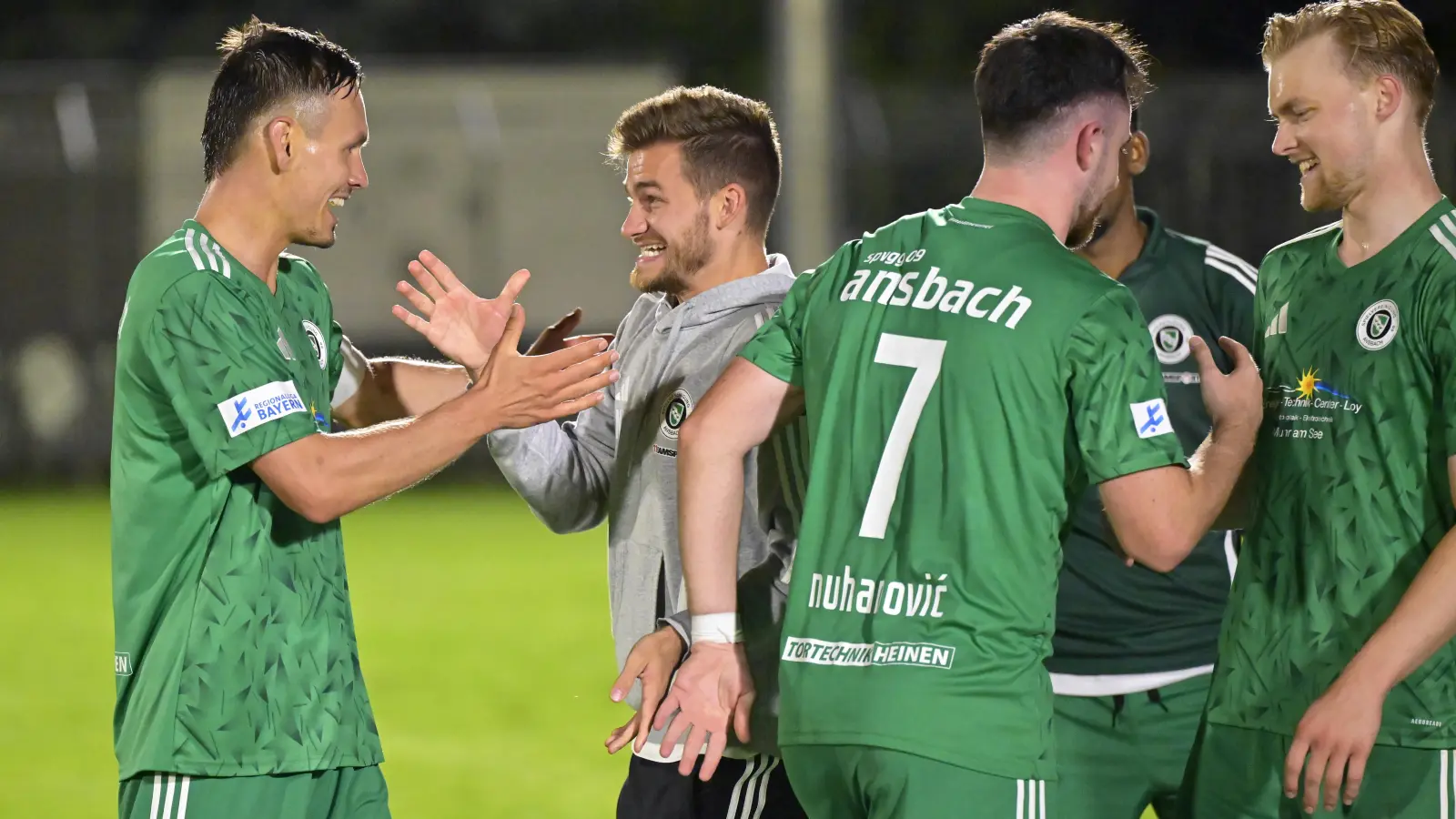Die Euphorie vom Sieg gegen den FC Augsburg II soll die Ansbacher (von links Tobias Dietrich, Trainer Niklas Reutelhuber, Dino Nuhanovic und Niklas Seefried) auch beim Spiel in Eichstätt beflügeln. (Foto: Martin Rügner)