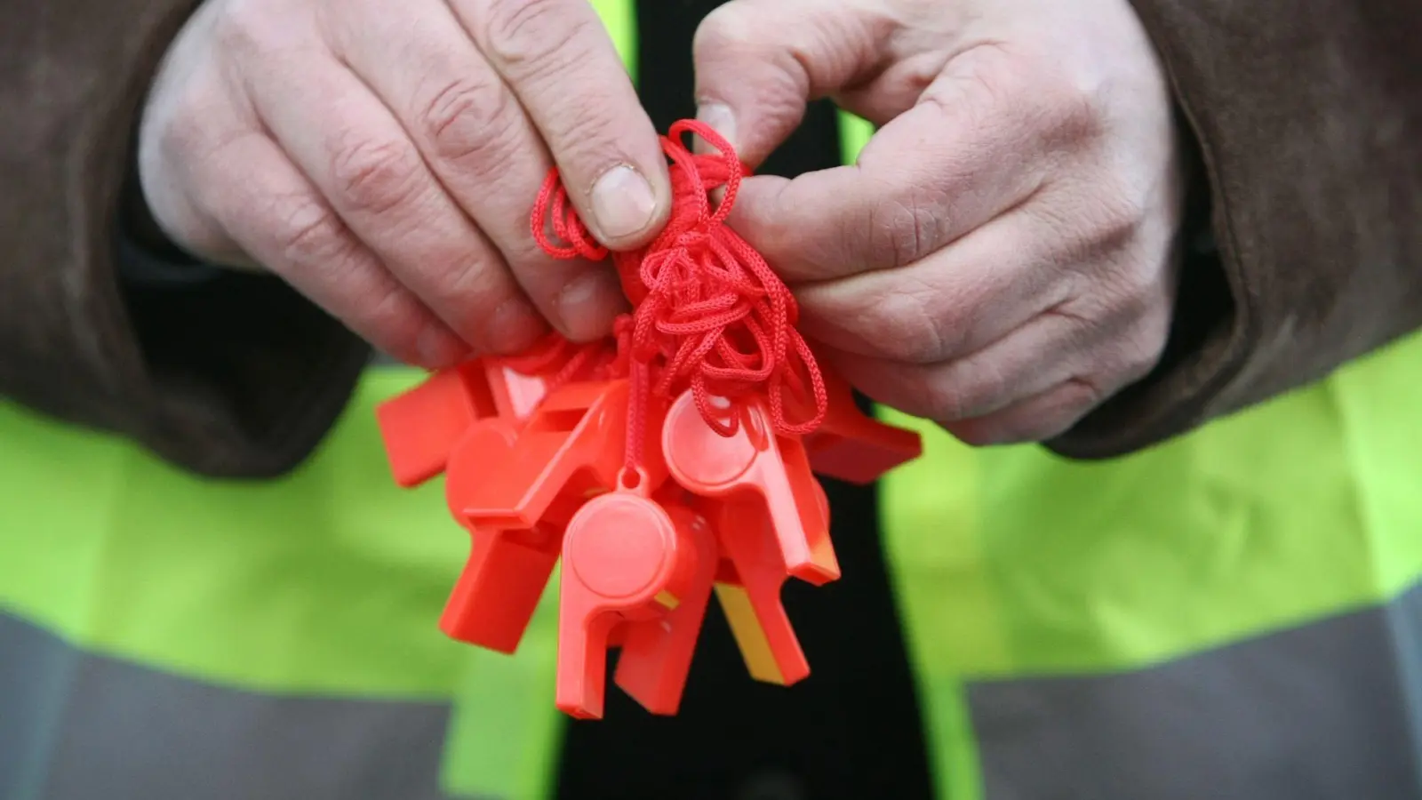 Beim Stichwort Gewerkschaft denken viele direkt an Streik: Die Mitgliedschaft bietet aber auch darüber hinaus Schutz und Vorteile im Arbeitsleben. (Foto: picture alliance / dpa)