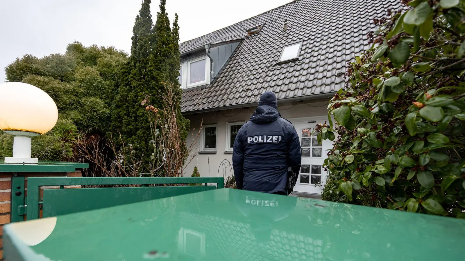Laut Polizei bedrohte der 25-Jährige die Einsatzkräfte mit einer Schusswaffe und einem Messer. (Foto: Daniel Karmann/dpa)