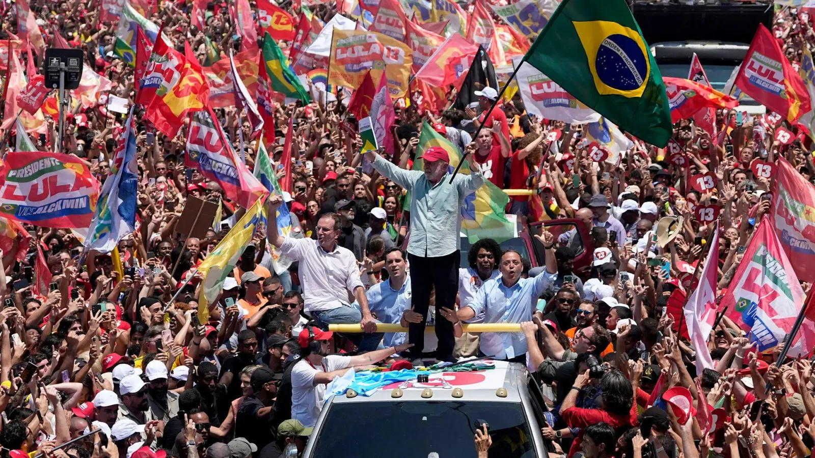 Lula mobilisiert zum letzten Mal vor der Stichwahl die Massen. (Foto: Silvia Izquierdo/AP/dpa)