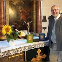 Zwei Teile der Fränggischn Bibl sind fertig. Stolz präsentiert der Lichtenauer Pfarrer Claus Ebeling die Werke vor dem Altar der Dreieinigkeitskirche. (Foto: Andrea Walke)