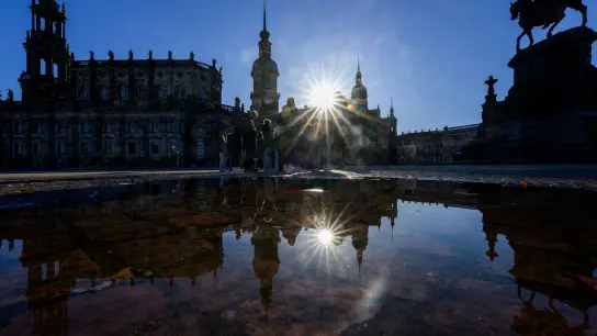 Die Sonne scheint über dem Theaterplatz in Dresden. (Foto: Robert Michael/dpa)