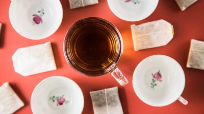 Wer seinen Schwarzen Tee sicher frei von Spritzgift-Spuren haben will, der sollte zu Bio-Produkten greifen. (Foto: Christin Klose/dpa-tmn)