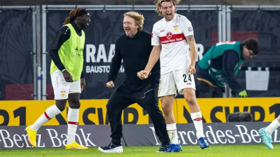 Stuttgarts Sportdirektor Sven Mislintat (M) und Borna Sosa (r) jubeln nach dem späten Tor zum 2:1 gegen Hertha BSC. (Foto: Tom Weller/dpa)