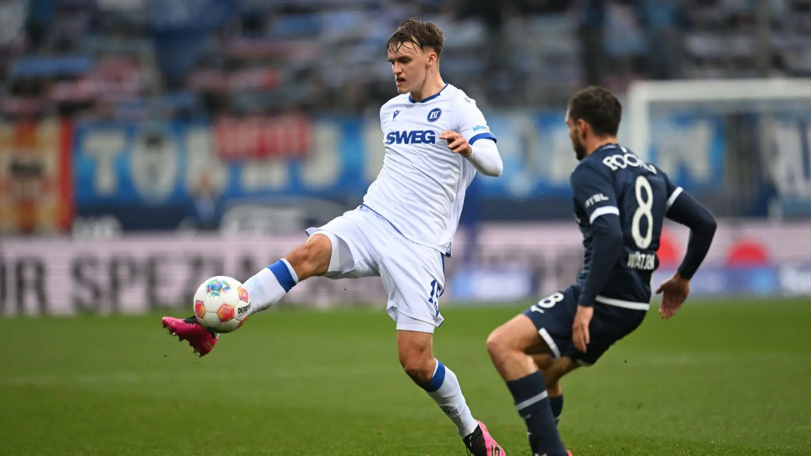 Der Karlsruher SC zieht bei Paul Scholl (l) die Kaufoption. (Archivbild) (Foto: Fabian Strauch/dpa)