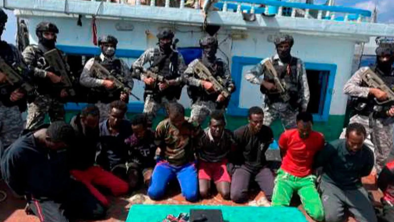 Die indische Marine hat offenbar die Besatzung eines Frachtschiffs aus der Hand von somalischen Piraten befreit. (Foto: Uncredited/Indian Navy/AP/dpa)