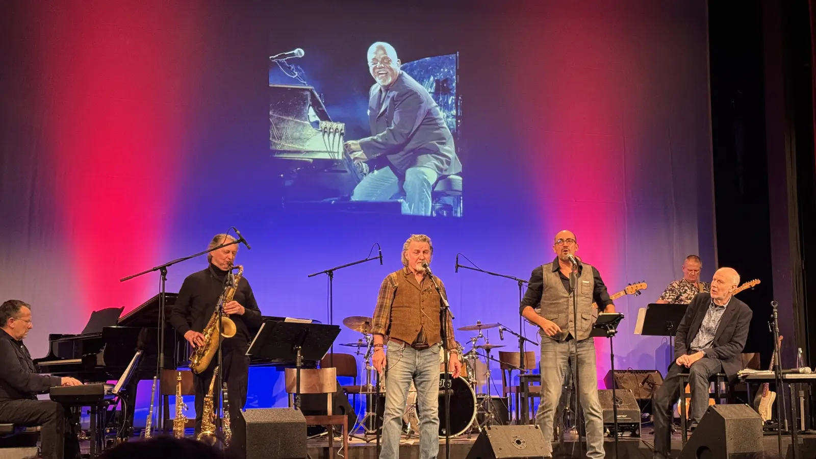 Der Nürnberger Autor und Journalist Steffen Radlmaier (vorne rechts) erzählte von den fränkischen Wurzeln Billy Joels. Die Band überzeugte mit den Songs des Weltstars. (Foto: Lara Hausleitner)