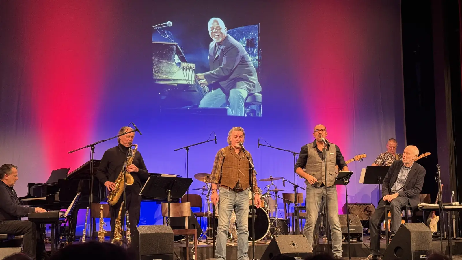 Der Nürnberger Schriftsteller und Journalist Steffen Radlmaier (vorne rechts) erzählte von den fränkischen Wurzeln Billy Joels. Die Band überzeugte mit den Songs des Weltstars. (Foto: Lara Hausleitner)