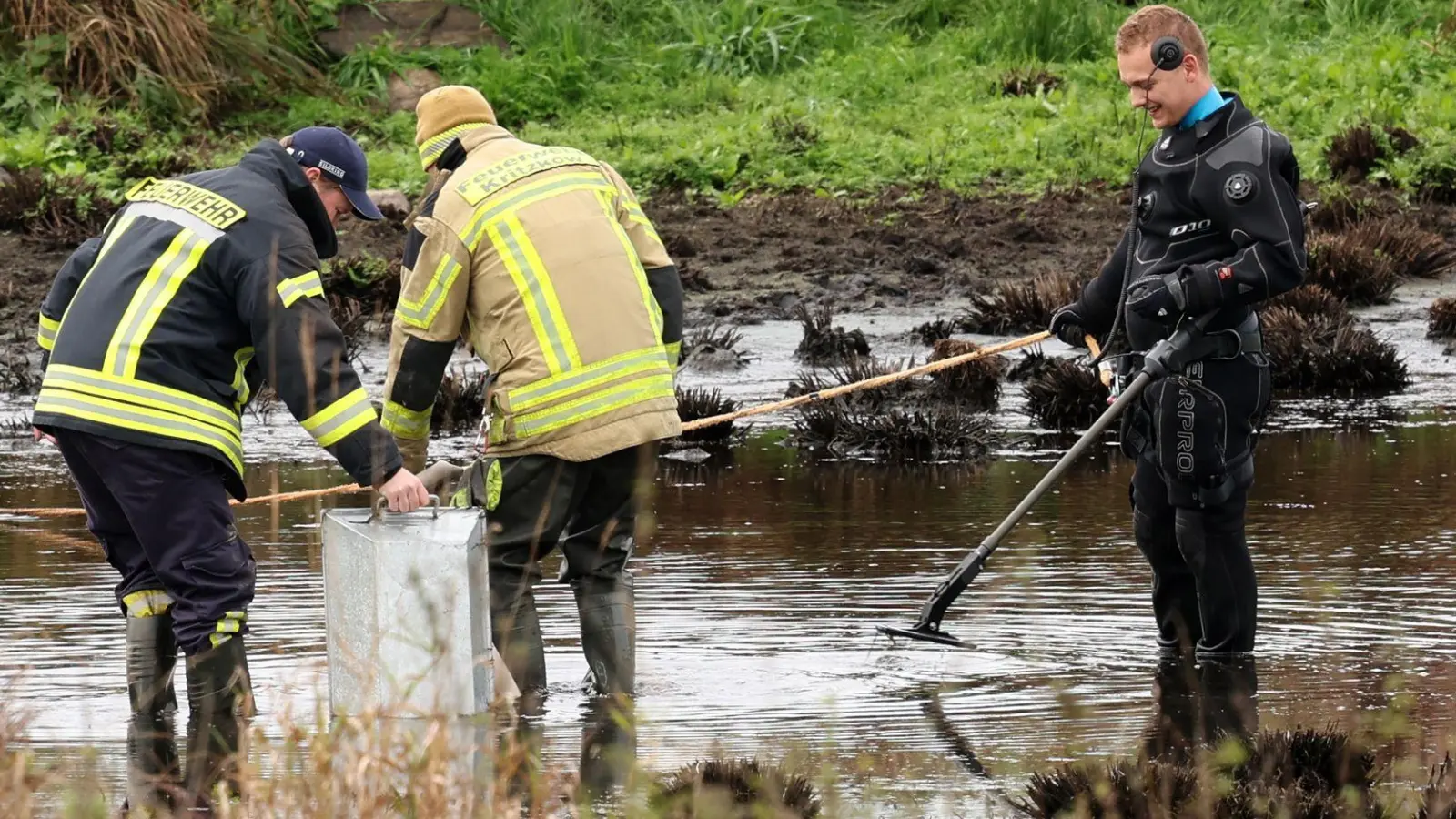 Einsatzkräfte haben bei ihren Ermittlungen zum Tod des achtjährigen Fabian aus Güstrow erneut einen Tümpel im Bereich des Fundortes der Leiche in den Blick genommen. (Foto: Bernd Wüstneck/dpa)