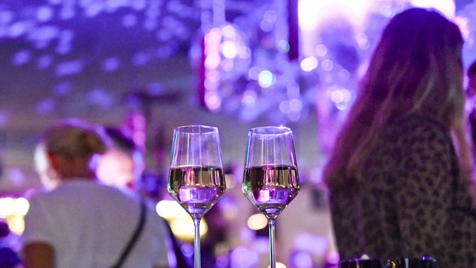 Zwei 17-Jährige haben versucht, mit ausgeliehenen Ausweisen in ein erst ab 18 Jahren zugelassenes Lokal zu kommen. (Symbolbild)  (Foto: Jens Kalaene/dpa/dpa-tmn)