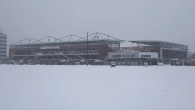Das Millerntorstadion im Schnee - die Partie von St. Pauli gegen Leipzig kann nicht stattfinden. (Foto: Christian Charisius/dpa)