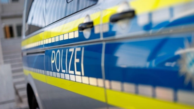 Der Mann soll zunächst einem 24-Jährigen unvermittelt gegen den Kopf geschlagen haben. (Symbolbild) (Foto: Daniel Karmann/dpa)