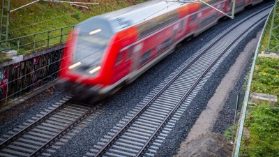 Nach gut neunmonatiger Generalsanierung fuhr der erste Personenzug wieder von Schwerin nach Hamburg. (Archivbild) (Foto: Jens Büttner/Deutsche Presse-Agentur GmbH/dpa)