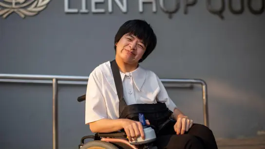 Hieu Luu, die für die UN als Anlaufstelle für Behinderte arbeitet, hat eine  Kampagne für mehr Barrierefreiheit in Vietnam gestartet. (Foto: Chris Humphrey/dpa)