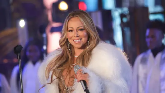 Es ist wieder Adventszeit: Mariah Careys Single „All I Want For Christmas Is You“ steht an der Spitze der Charts. (Foto: Brent N. Clarke/Invision/AP/dpa)