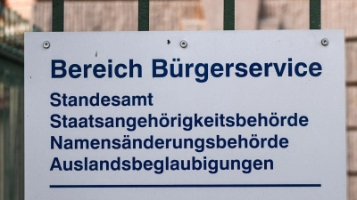 Ein Schild weist am Rathaus der Stadt Potsdam auf den Bereich Bürgerservice mit Standesamt, Staatsangehörigkeitsbehörde, Namensänderungsbehörde und Auslandsbeglaubigungen hin. (Foto: Jens Kalaene/dpa)