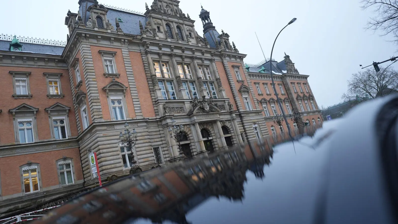 Der Prozess gegen die mutmaßlichen Mitglieder einer rechtsextremistischen Terrorzelle soll im Hamburger Strafjustizgebäude stattfinden. (Archivbild) (Foto: Marcus Brandt/dpa)