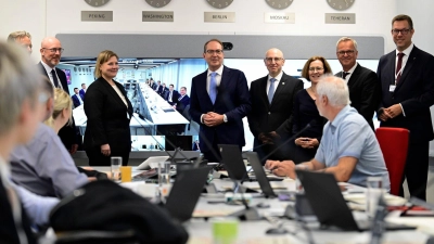 Im neuen Gemeinsamen Zentrum zur Abwehr hybrider Bedrohungen tauschen sich die verschiedenen Behörden anlassbezogen zu neuen Trends und konkreten Angriffen aus.  (Foto: John Macdougall/AFP POOL/dpa)